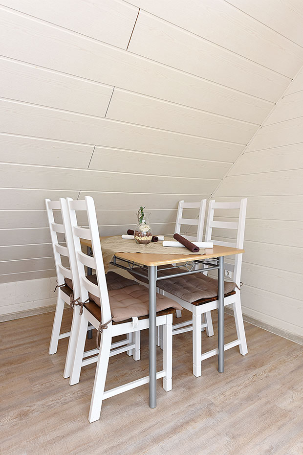 Ferienwohnung „Deichpanorama“ - Wohnzimmer mit integriertem Küchenbereich