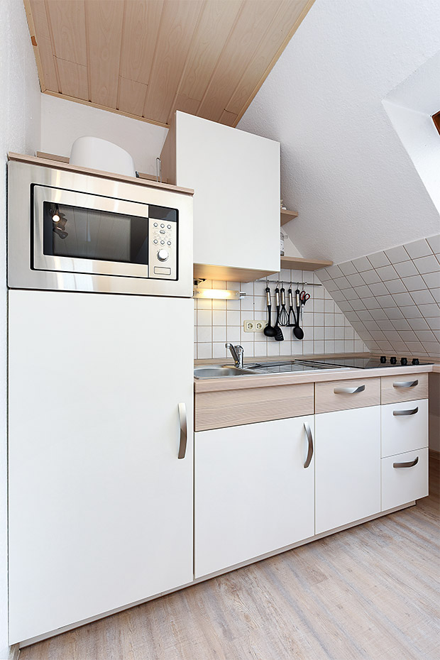 Ferienwohnung „Deichpanorama“ - Wohnzimmer mit integriertem Küchenbereich