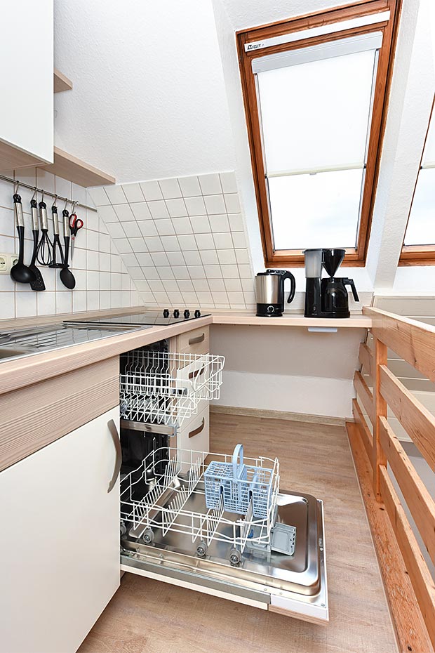 Ferienwohnung „Deichpanorama“ - Wohnzimmer mit integriertem Küchenbereich