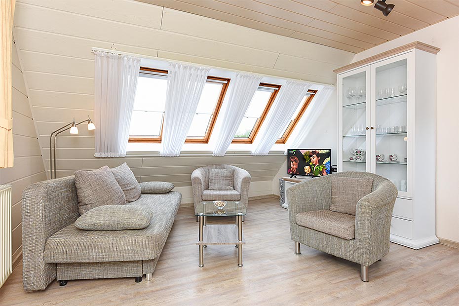 Ferienwohnung „Deichpanorama“ - Wohnzimmer mit integriertem Küchenbereich