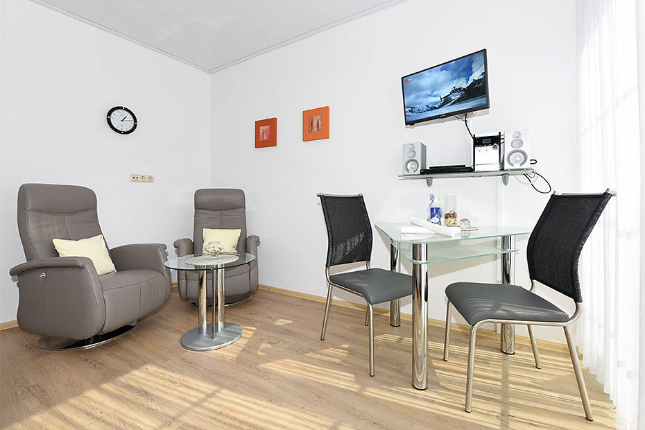 Ferienwohnung „Kleiner Seestern“ - Wohnzimmer mit integriertem Küchenbereich