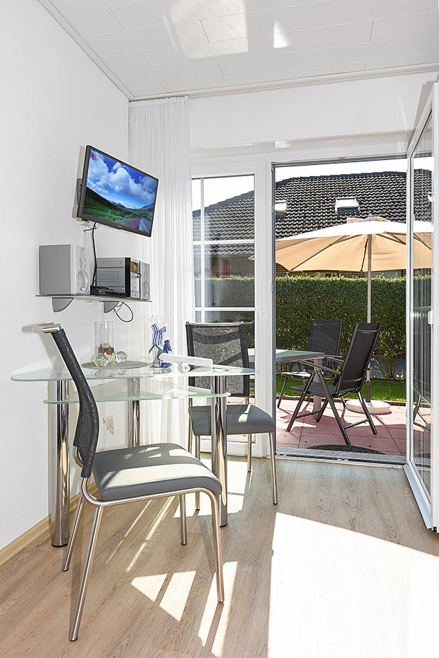 Ferienwohnung „Kleiner Seestern“ - Wohnzimmer mit integriertem Küchenbereich