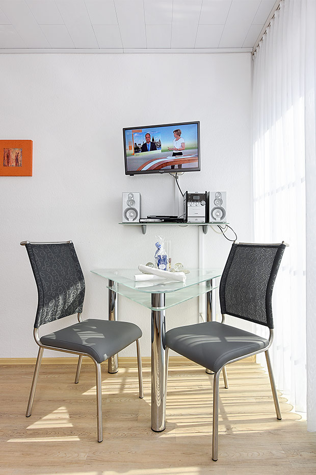 Ferienwohnung „Kleiner Seestern“ - Wohnzimmer mit integriertem Küchenbereich