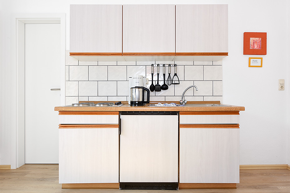 Ferienwohnung „Kleiner Seestern“ - Wohnzimmer mit integriertem Küchenbereich