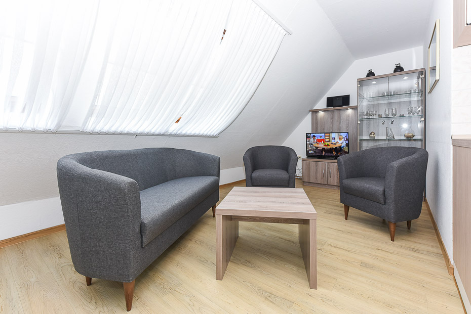 Ferienwohnung „Oberdeck“ - Wohnzimmer mit integriertem Küchenbereich