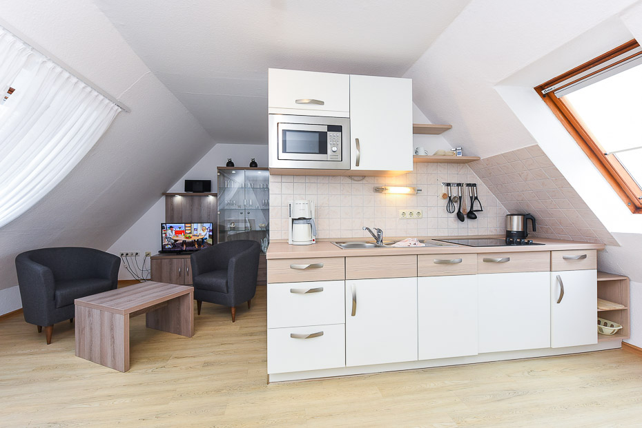 Ferienwohnung „Oberdeck“ - Wohnzimmer mit integriertem Küchenbereich