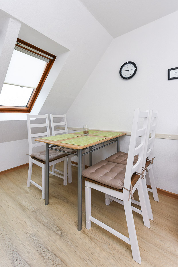 Ferienwohnung „Oberdeck“ - Wohnzimmer mit integriertem Küchenbereich