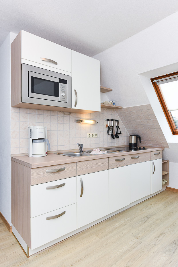 Ferienwohnung „Oberdeck“ - Wohnzimmer mit integriertem Küchenbereich