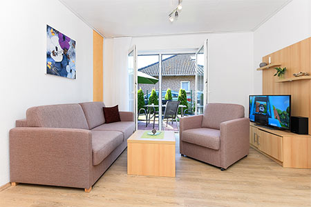 Ferienwohnung „Sonnensegel“ - Wohnzimmer mit integriertem Küchenbereich