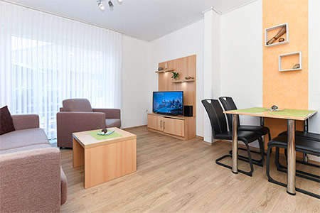 Ferienwohnung „Sonnensegel“ - Wohnzimmer mit integriertem Küchenbereich