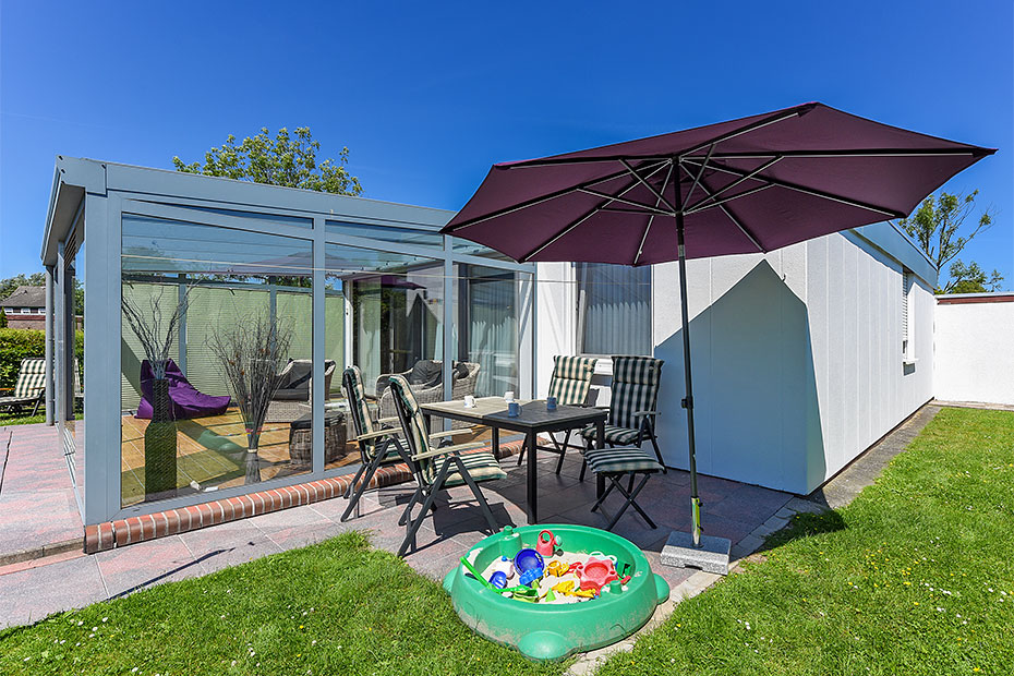 Ferienhaus 313 - Außenansicht mit Terrasse und Wintergarten