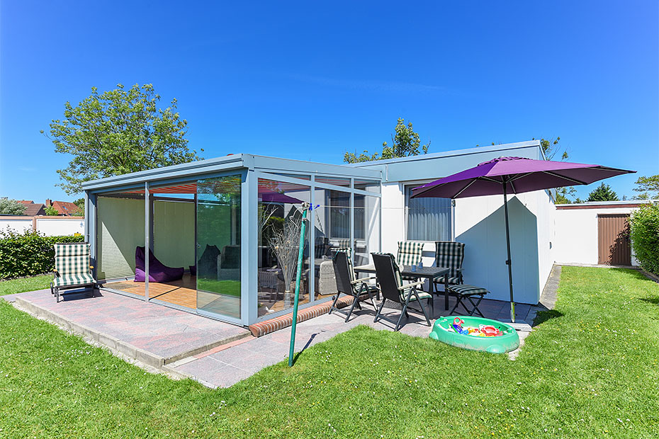 Ferienhaus 313 - Außenansicht mit Terrasse und Wintergarten