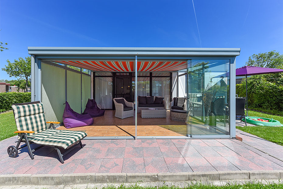 Ferienhaus 313 - Außenansicht mit Terrasse und Wintergarten