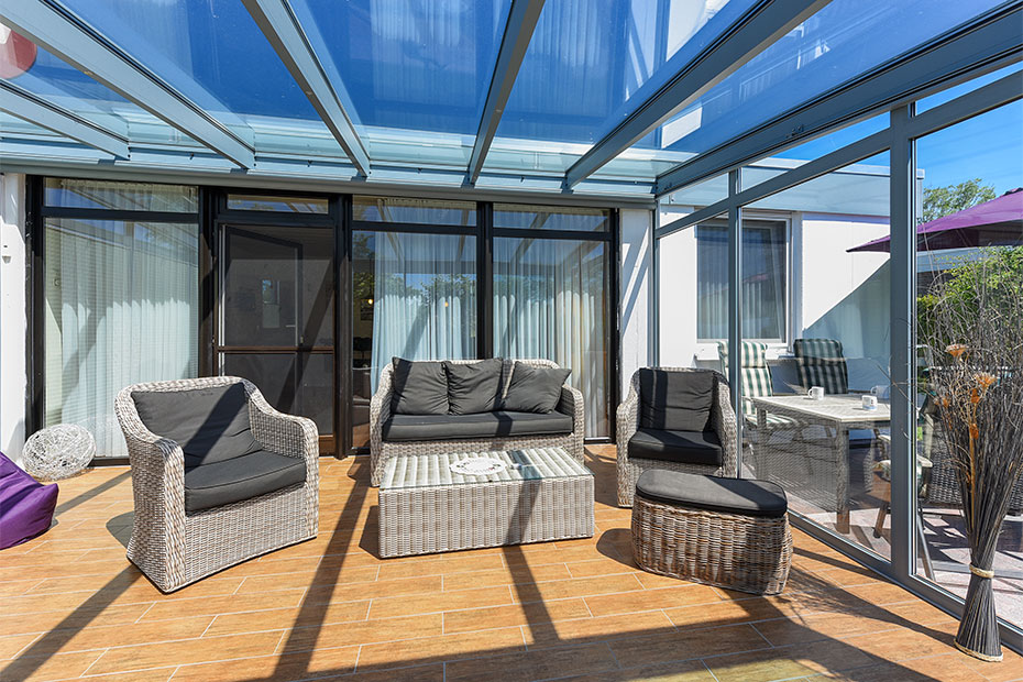 Ferienhaus 313 - Außenansicht mit Terrasse und Wintergarten