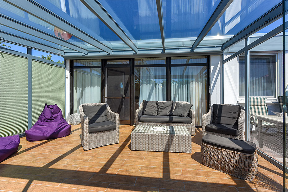 Ferienhaus 313 - Außenansicht mit Terrasse und Wintergarten