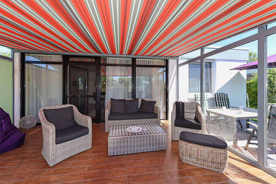 Ferienhaus 313 - Außenansicht mit Terrasse und Wintergarten