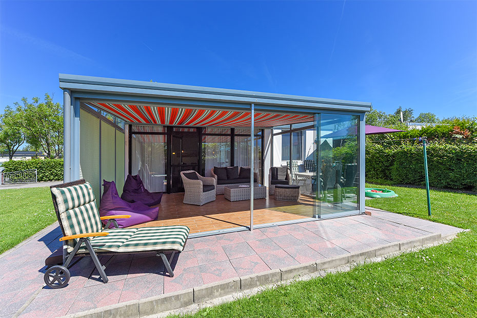 Ferienhaus 313 - Außenansicht mit Terrasse und Wintergarten