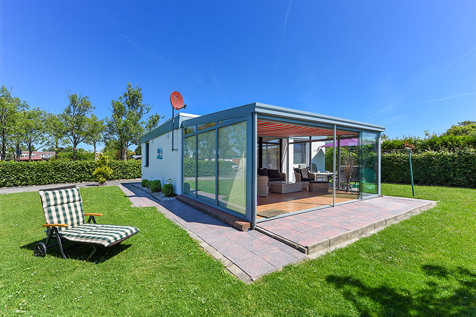 Ferienhaus 313 - Außenansicht mit Terrasse und Wintergarten