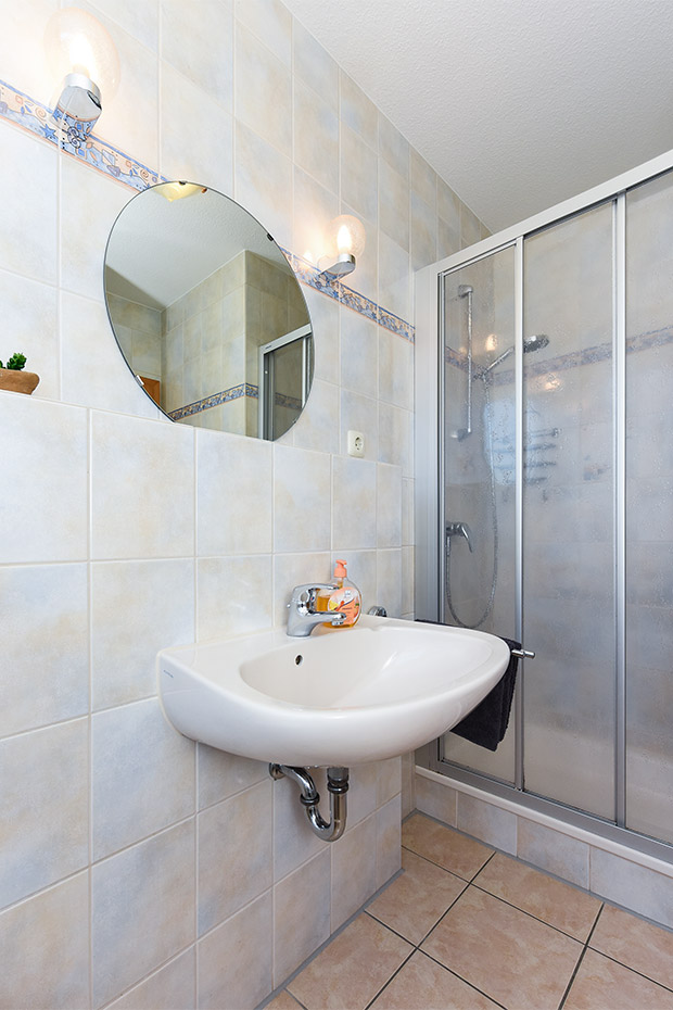 Ferienhaus „Pia“ - Badezimmer im Erdgeschoss