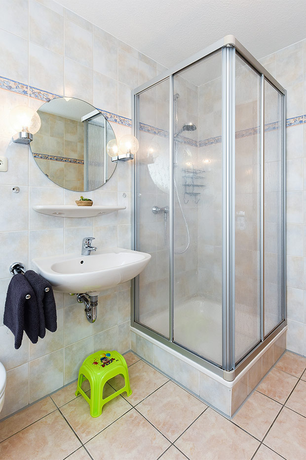 Ferienhaus „Pia“ - Badezimmer im Obergeschoss