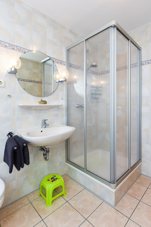 Ferienhaus „Pia“ - Badezimmer im Obergeschoss
