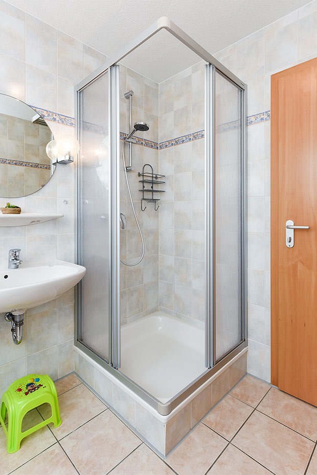 Ferienhaus „Pia“ - Badezimmer im Obergeschoss