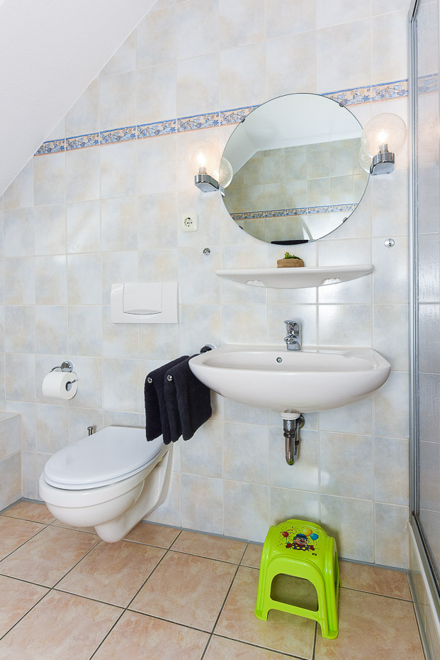 Ferienhaus „Pia“ - Badezimmer im Obergeschoss