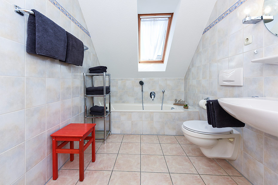 Ferienhaus „Pia“ - Badezimmer im Obergeschoss