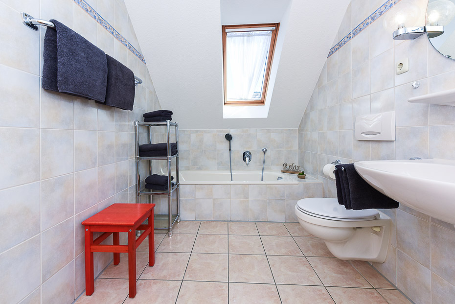 Ferienhaus „Pia“ - Badezimmer im Obergeschoss