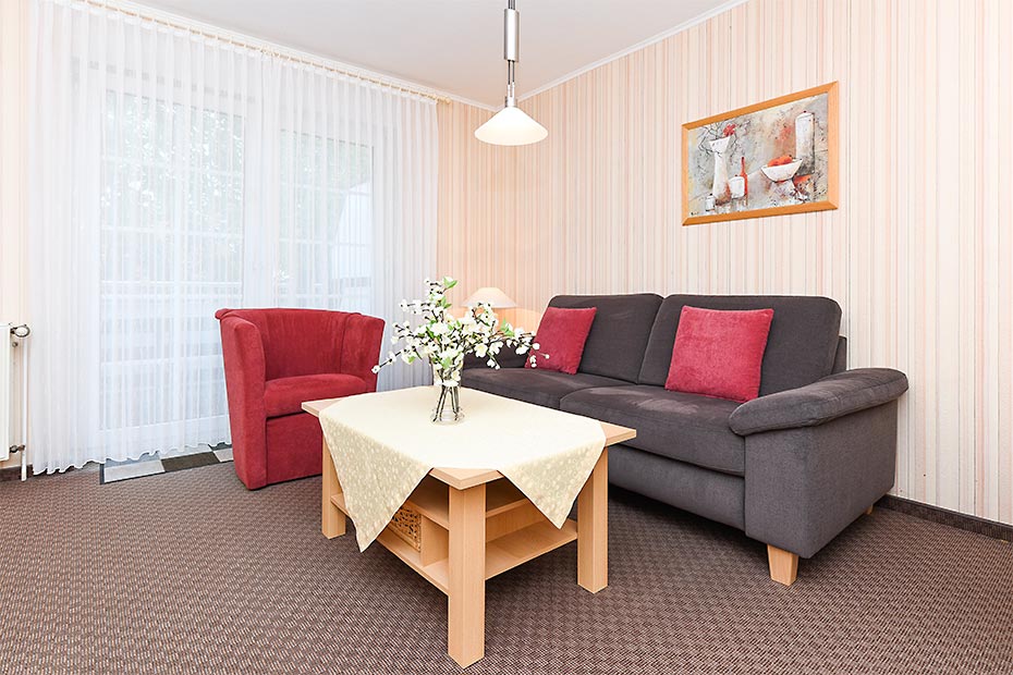 Ferienwohnung „Anne Bonny“ - Wohnzimmer mit integriertem Küchenbereich