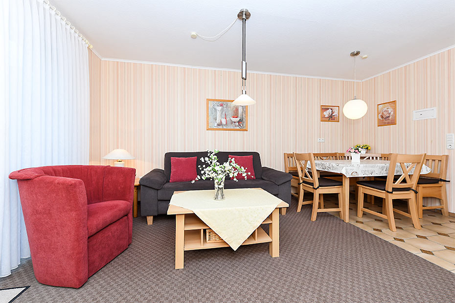 Ferienwohnung „Anne Bonny“ - Wohnzimmer mit integriertem Küchenbereich