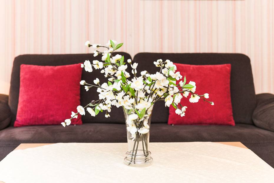 Ferienwohnung „Anne Bonny“ - Wohnzimmer mit integriertem Küchenbereich