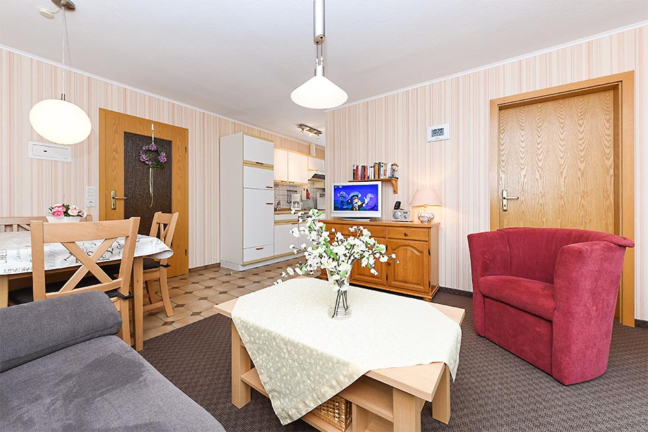 Ferienwohnung „Anne Bonny“ - Wohnzimmer mit integriertem Küchenbereich