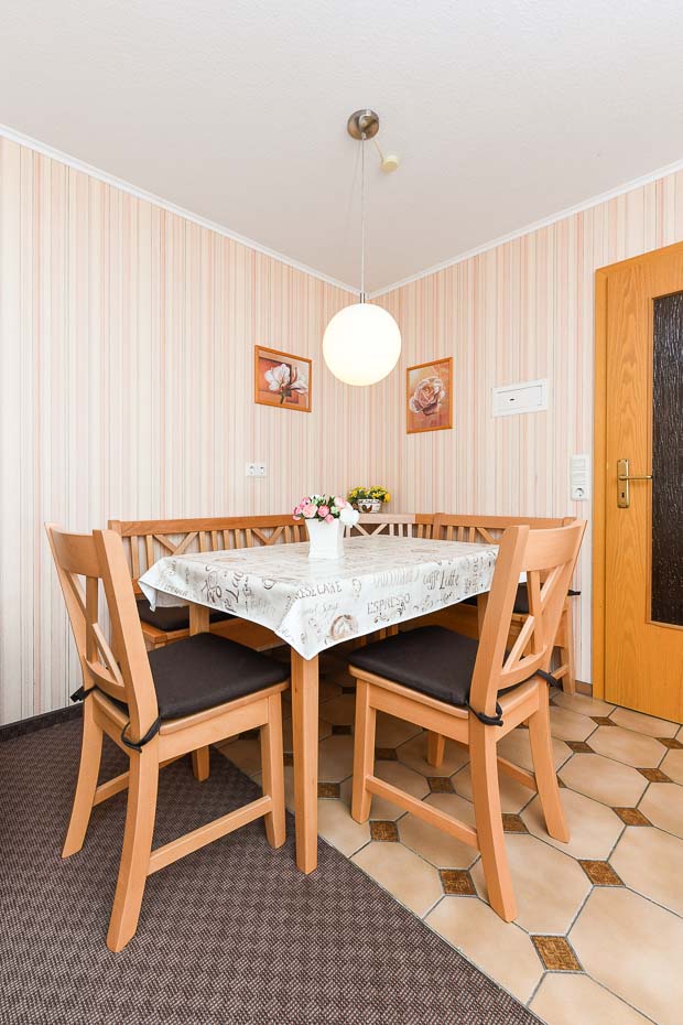 Ferienwohnung „Anne Bonny“ - Wohnzimmer mit integriertem Küchenbereich