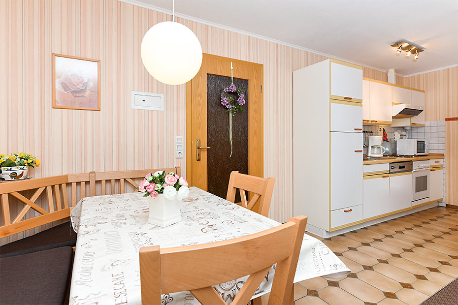 Ferienwohnung „Anne Bonny“ - Wohnzimmer mit integriertem Küchenbereich