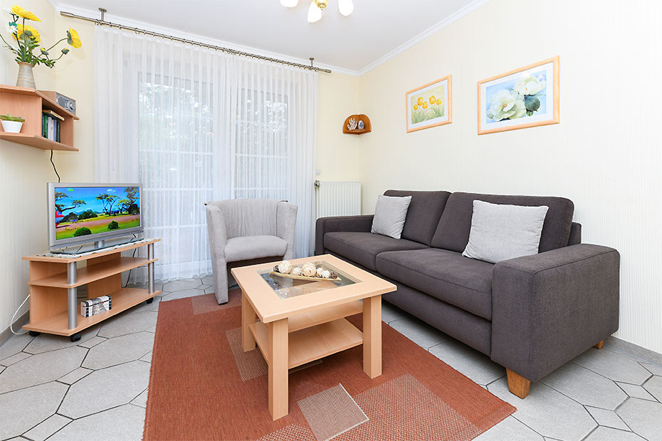 Ferienwohnung „Balthasar von Esens“ - Wohnraum mit integrierter Küche