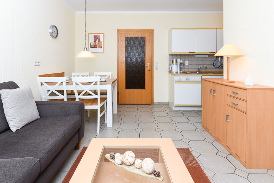 Ferienwohnung „Balthasar von Esens“ - Wohnraum mit integrierter Küche