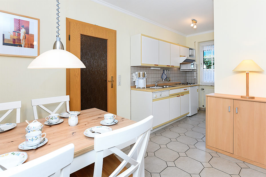 Ferienwohnung „Balthasar von Esens“ - Wohnraum mit integrierter Küche