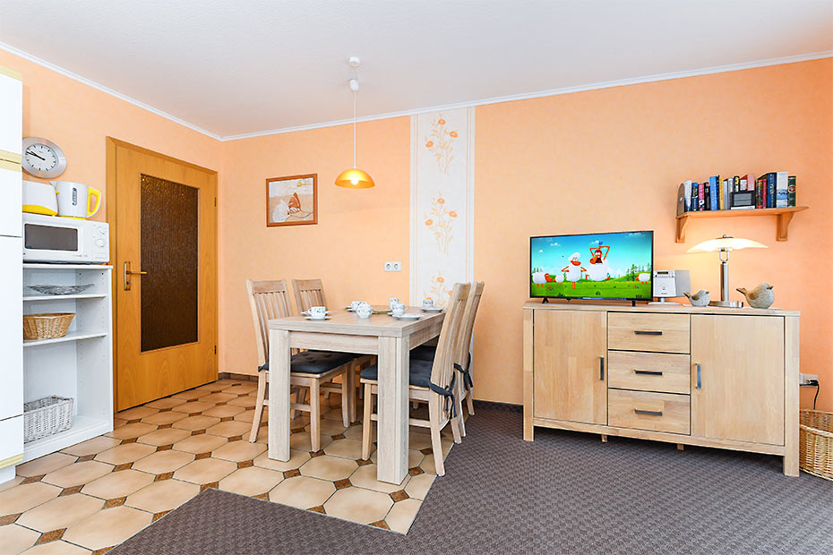 Ferienwohnung „Blackbeard“ - Wohnraum mit integrierter Küche