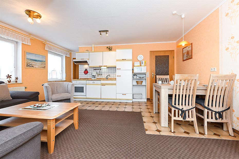 Ferienwohnung „Blackbeard“ - Wohnraum mit integrierter Küche