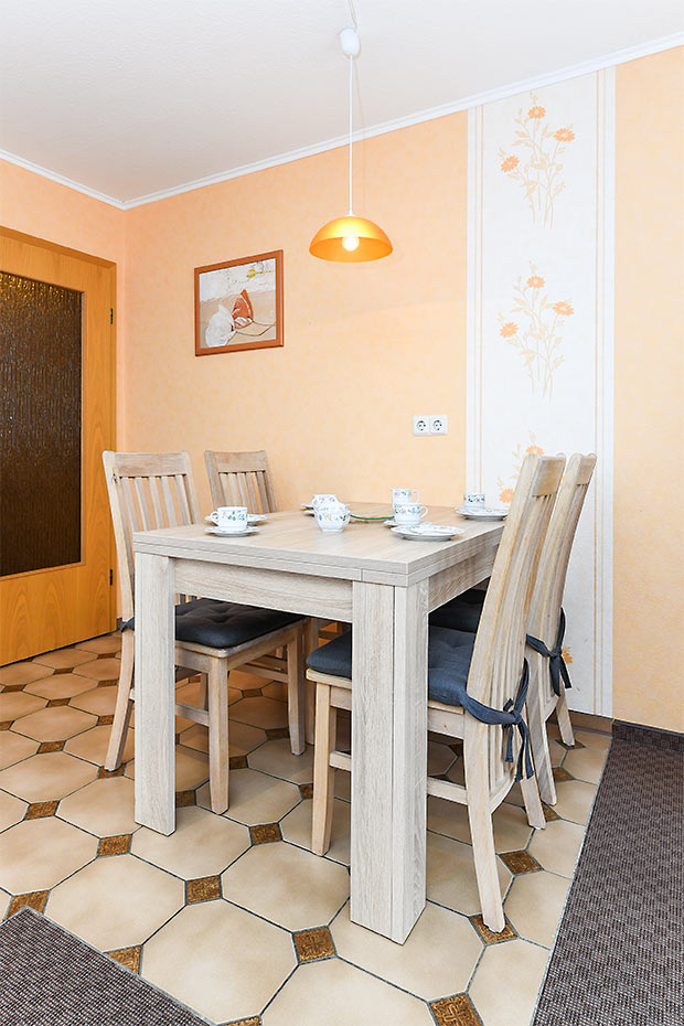 Ferienwohnung „Blackbeard“ - Wohnraum mit integrierter Küche