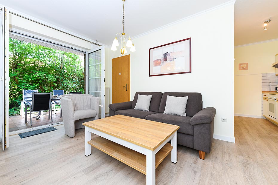 Ferienwohnung „Grace O'Malley“ - Wohnzimmer mit integriertem Küchenbereich