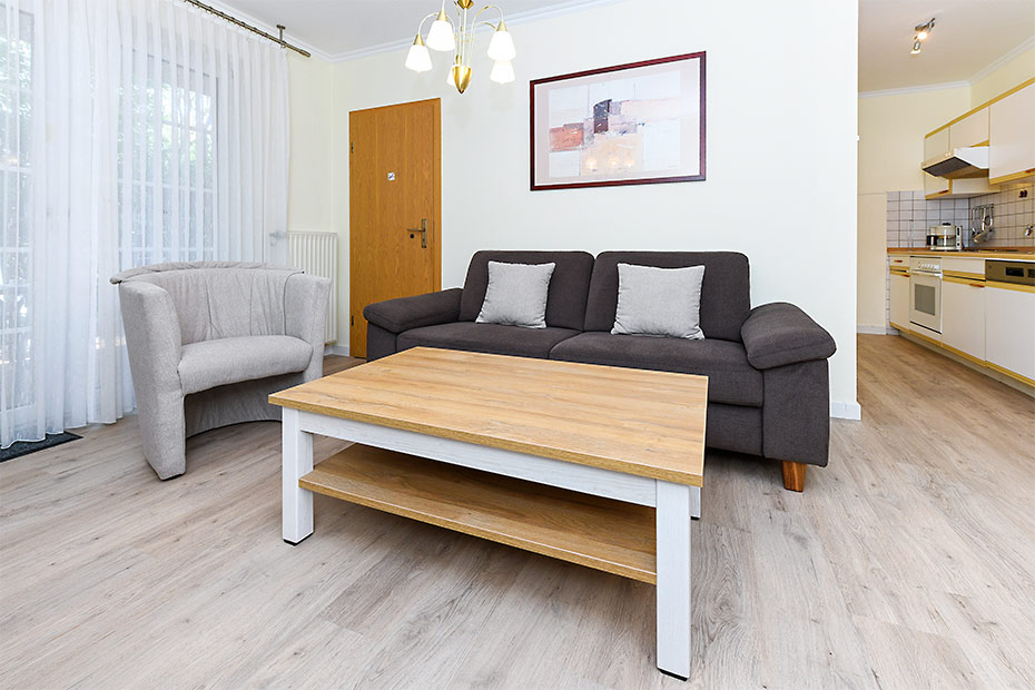 Ferienwohnung „Grace O'Malley“ - Wohnzimmer mit integriertem Küchenbereich