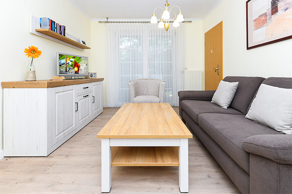 Ferienwohnung „Grace O'Malley“ - Wohnzimmer mit integriertem Küchenbereich