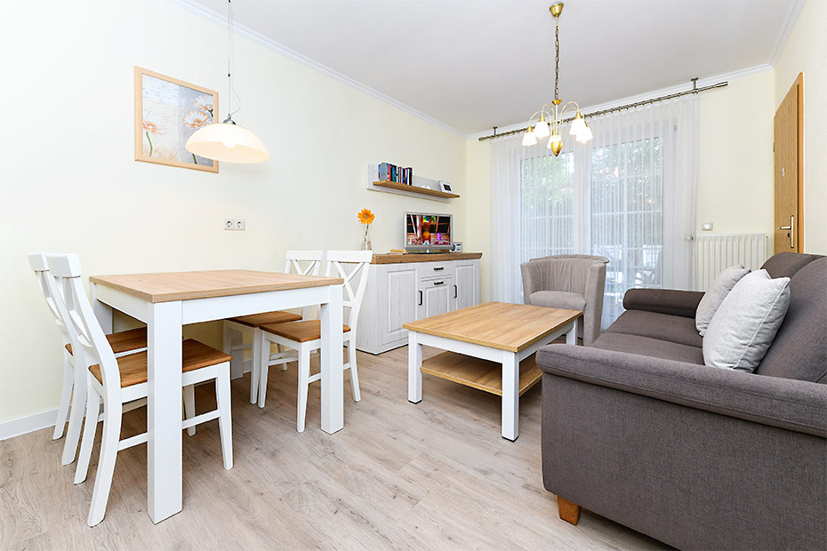 Ferienwohnung „Grace O'Malley“ - Wohnzimmer mit integriertem Küchenbereich