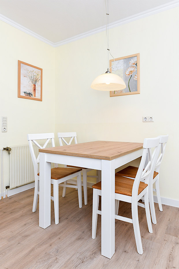 Ferienwohnung „Grace O'Malley“ - Wohnzimmer mit integriertem Küchenbereich