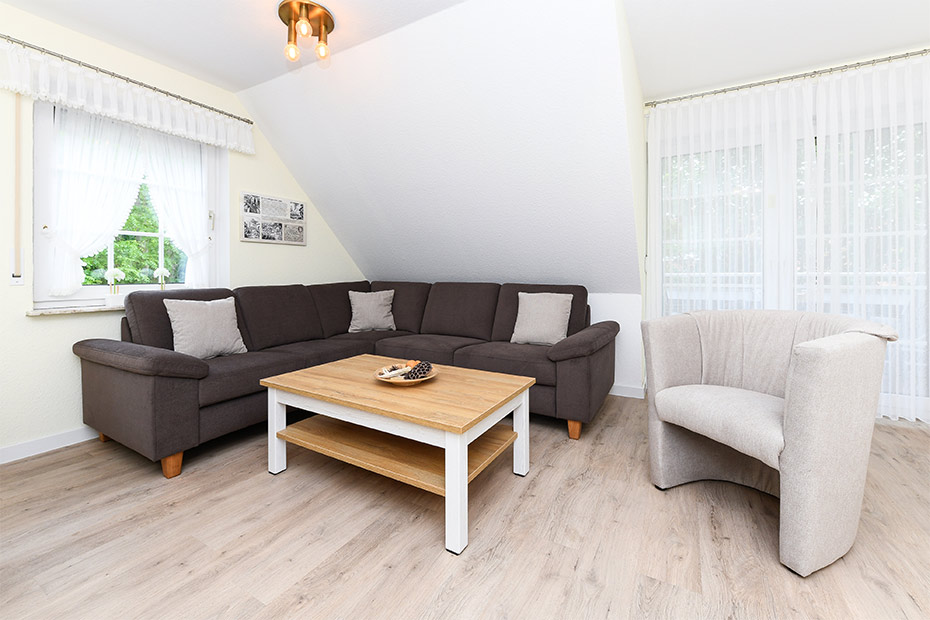 Ferienwohnung „Henry Morgan“ - Wohnzimmer mit integriertem Küchenbereich