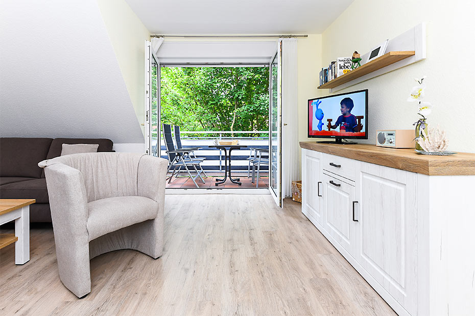 Ferienwohnung „Henry Morgan“ - Wohnzimmer mit integriertem Küchenbereich