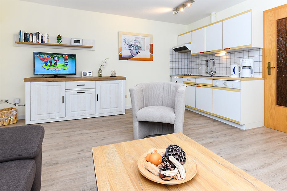 Ferienwohnung „Henry Morgan“ - Wohnzimmer mit integriertem Küchenbereich