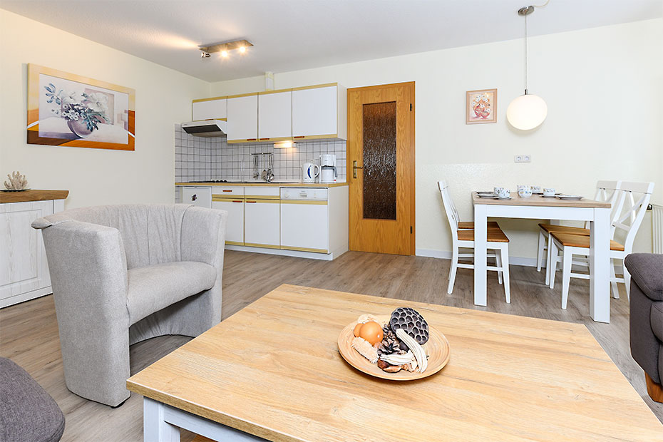 Ferienwohnung „Henry Morgan“ - Wohnzimmer mit integriertem Küchenbereich